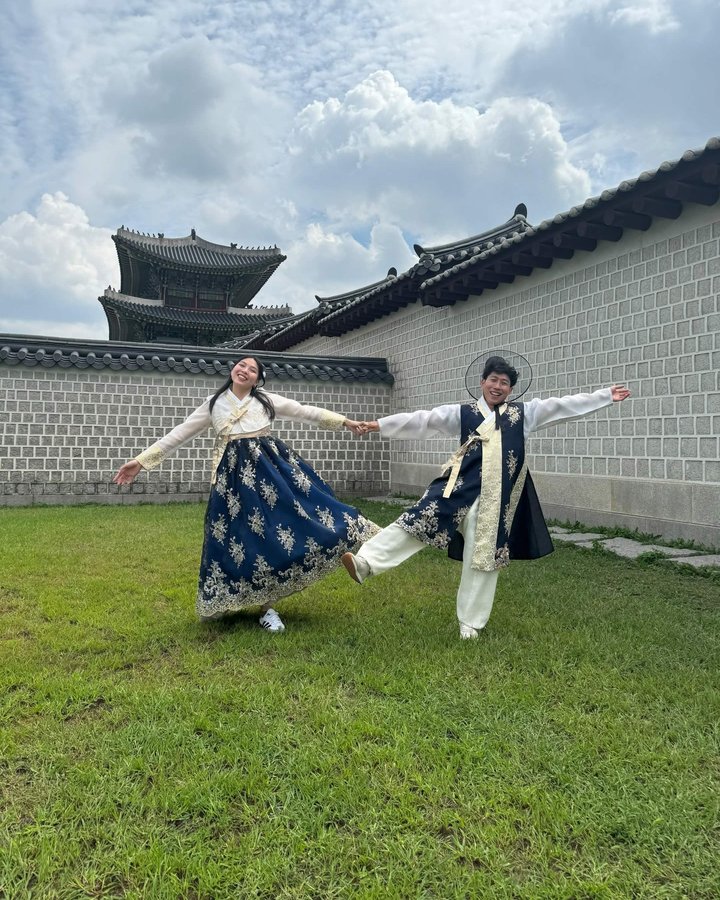 Alejandro y Kuilen con hanbok tradicional